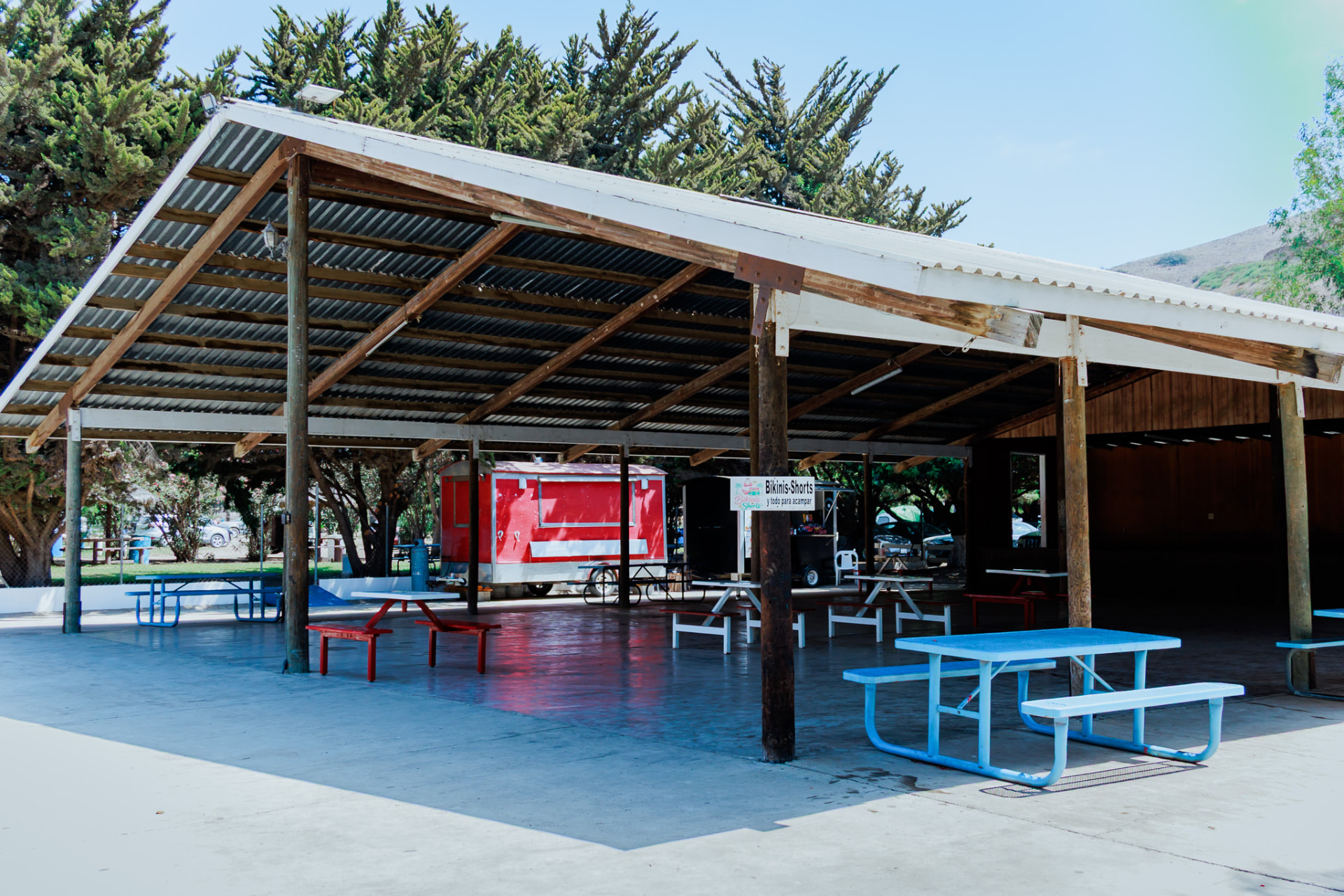 Palapas con mesas para convivir